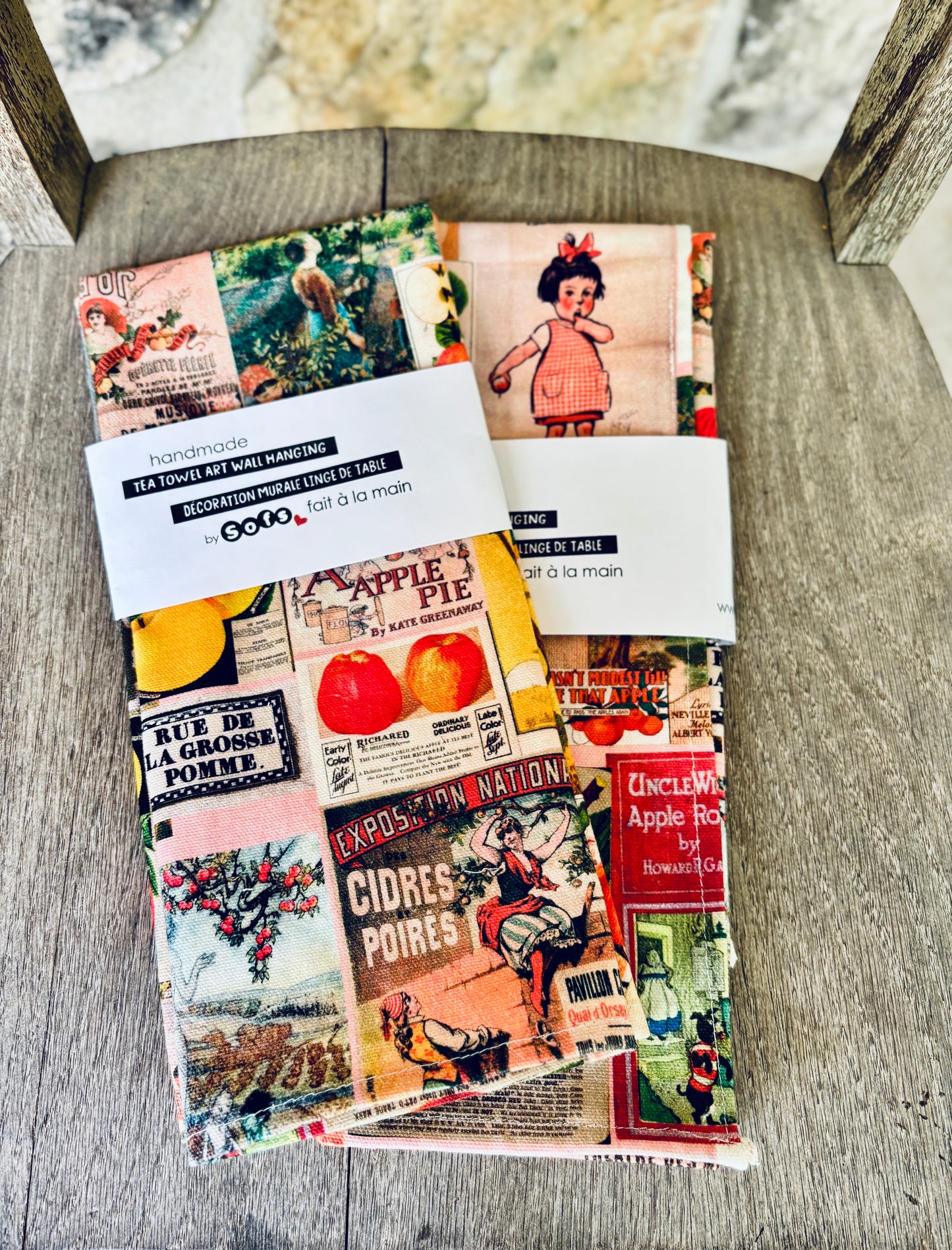 Torchon avec motif Pomme Love, conçue avec des illustrations vintage avec pommes pour votre cuisine ou à accrocher sur vos murs.