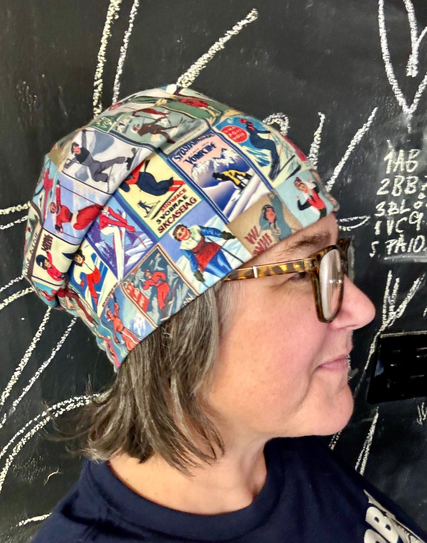 Bonnet avec art vintage unique en collage de ski pour femmes rouge fabriqué au Canada