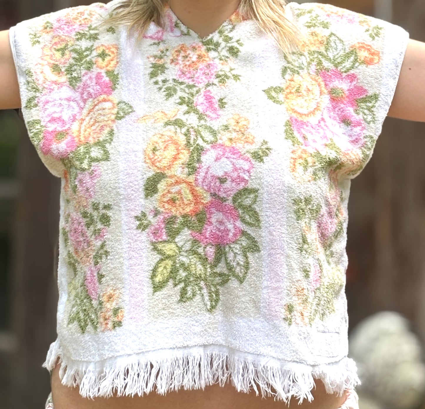 Haut court réinventé par Sofs. Celui-ci est floral, taille petit/moyen. Fabriqué à partir de serviettes de plage vintage.