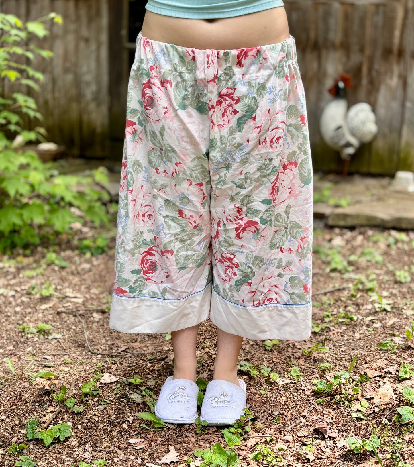 Le pantalon ample Chill de Sofs réinventé. Fabriqué à partir de draps vintage en coton à motif floral. Teinte rose.