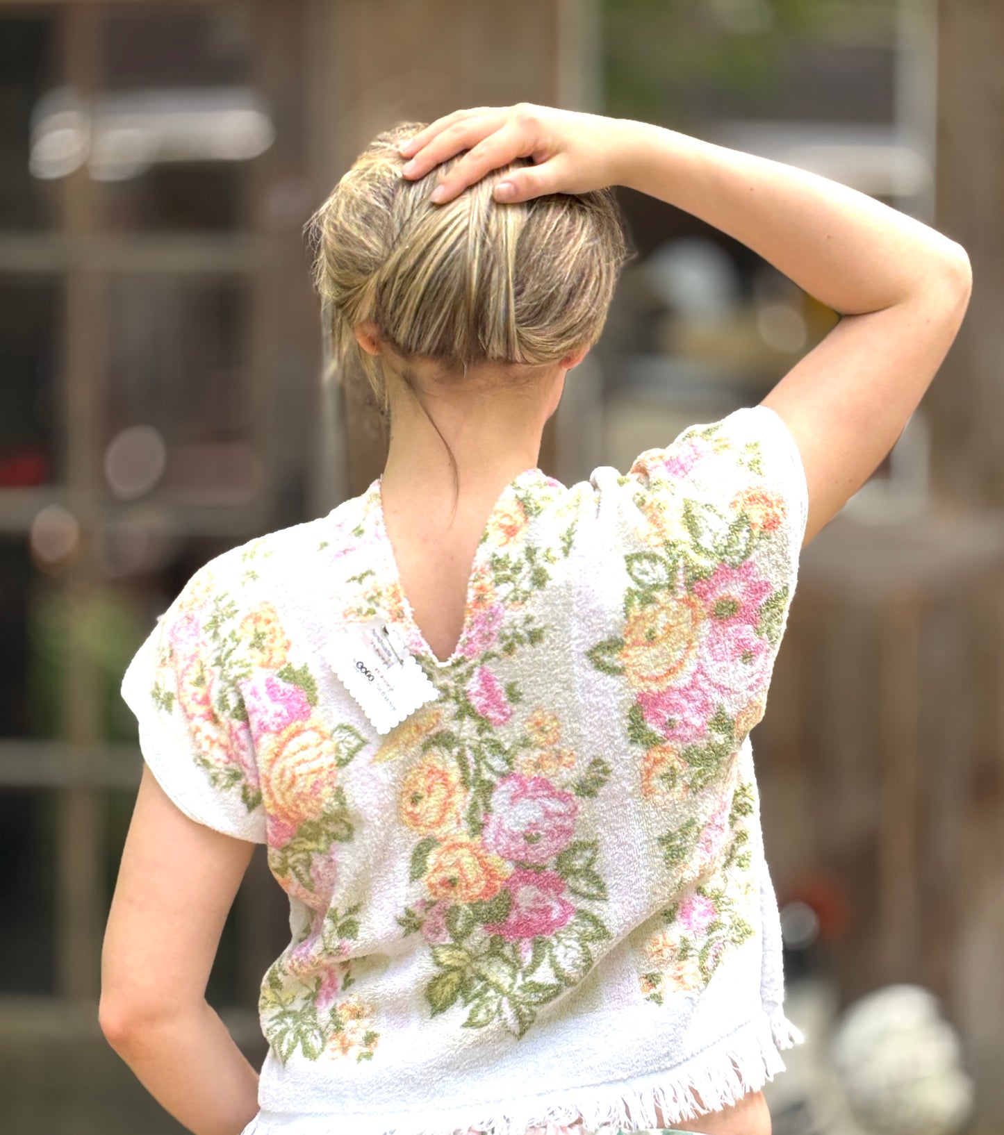 Haut court réinventé par Sofs. Celui-ci est floral, taille petit/moyen. Fabriqué à partir de serviettes de plage vintage.