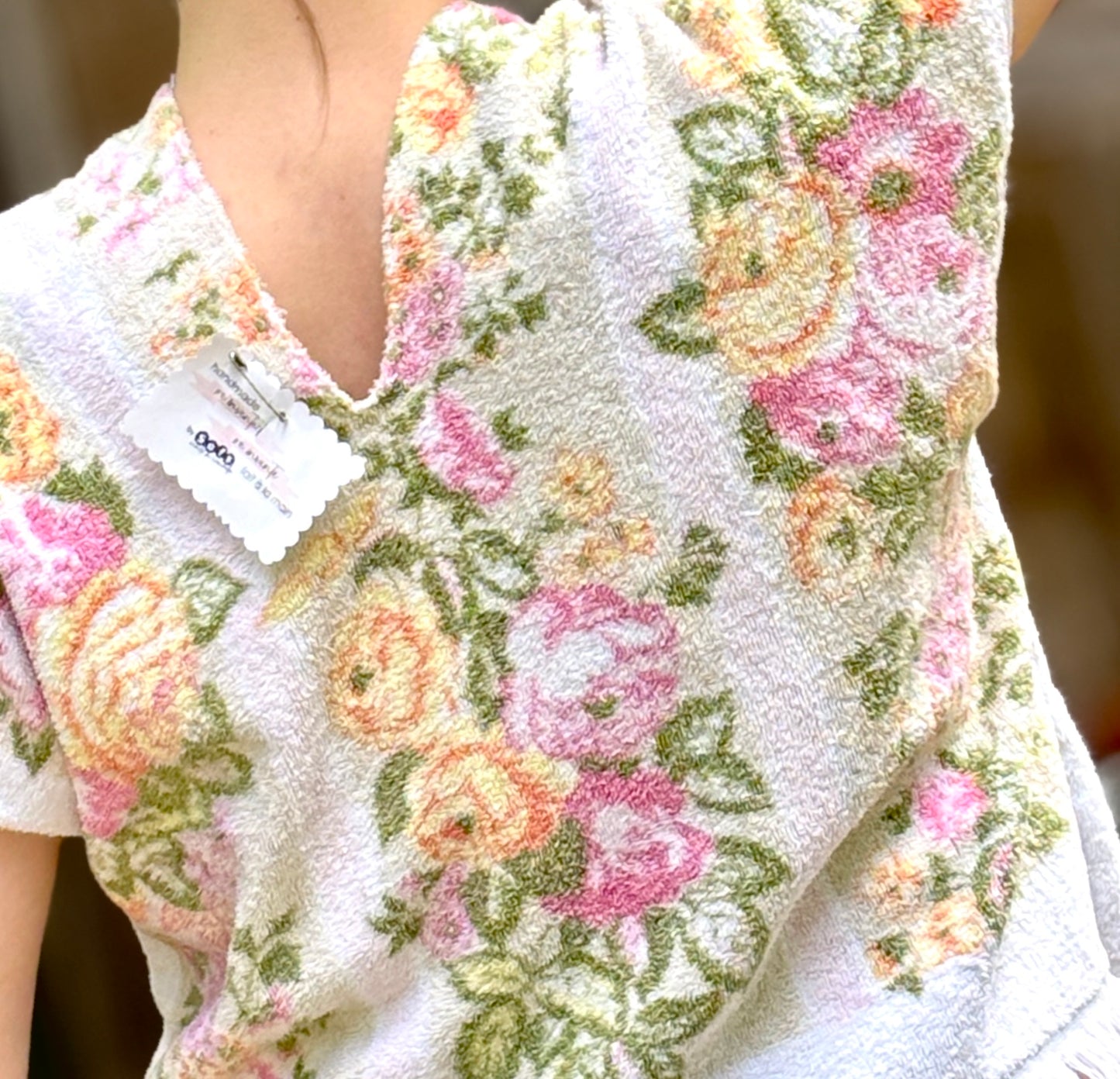 Haut court réinventé par Sofs. Celui-ci est floral, taille petit/moyen. Fabriqué à partir de serviettes de plage vintage.