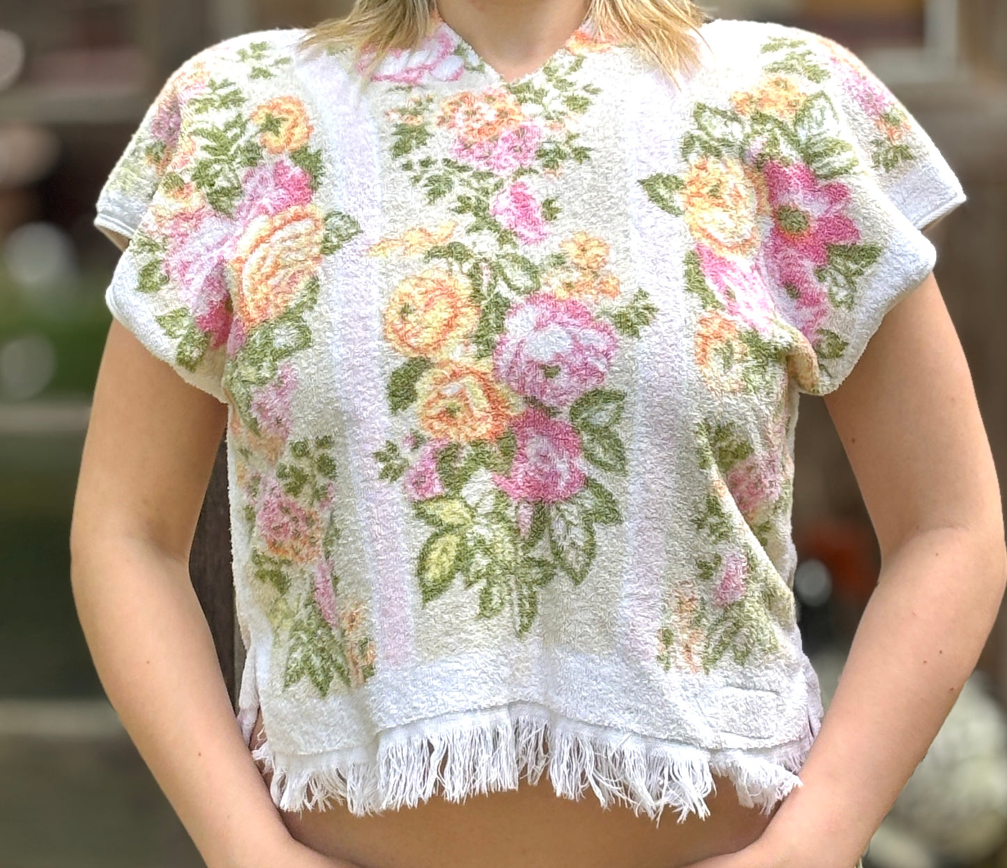Haut court réinventé par Sofs. Celui-ci est floral, taille petit/moyen. Fabriqué à partir de serviettes de plage vintage.