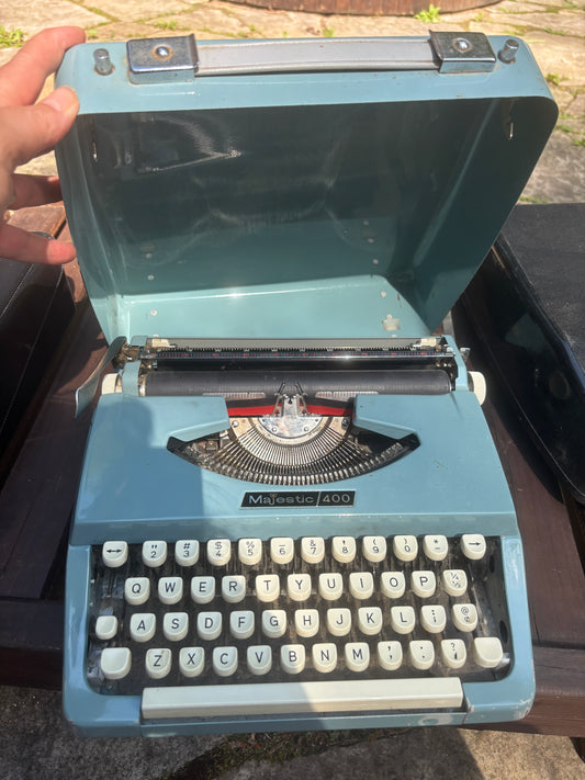 Vintage typewriter - In baby blue Majestic 400