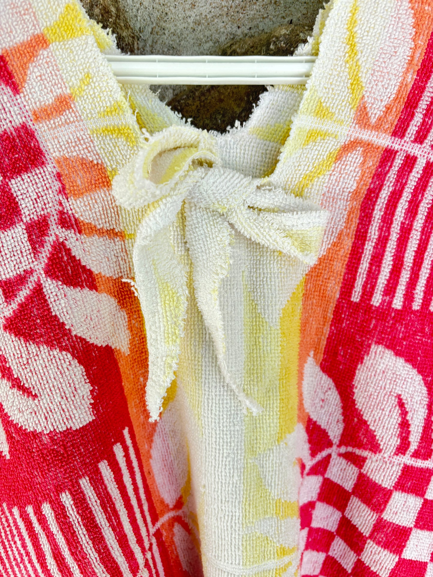 Haut court réinventé par Sofs. Celui-ci est floral, taille petit/moyen. Fabriqué à partir de serviettes de plage vintage.