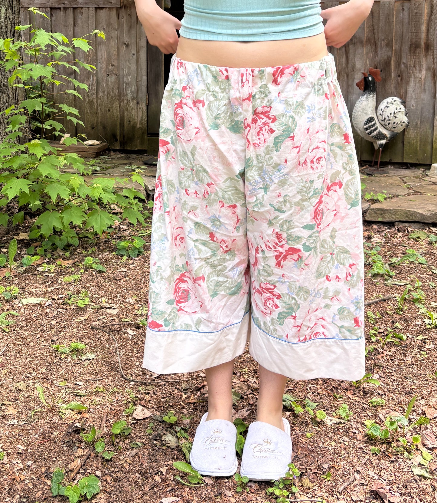 Le pantalon ample Chill de Sofs réinventé. Fabriqué à partir de draps vintage en coton à motif floral. Teinte rose.