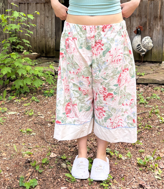 Le pantalon ample Chill de Sofs réinventé. Fabriqué à partir de draps vintage en coton à motif floral. Teinte rose.