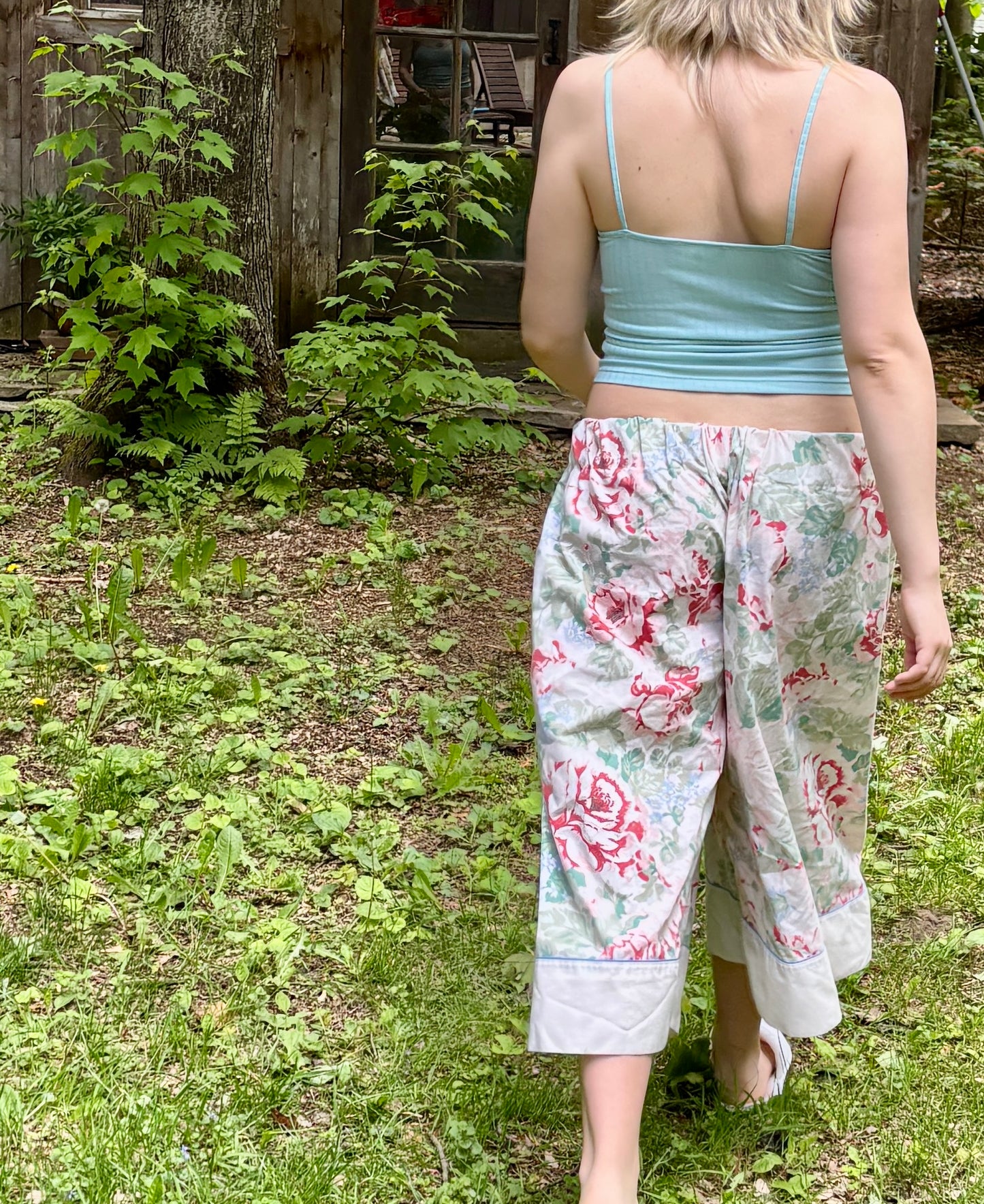 Le pantalon ample Chill de Sofs réinventé. Fabriqué à partir de draps vintage en coton à motif floral. Teinte rose.