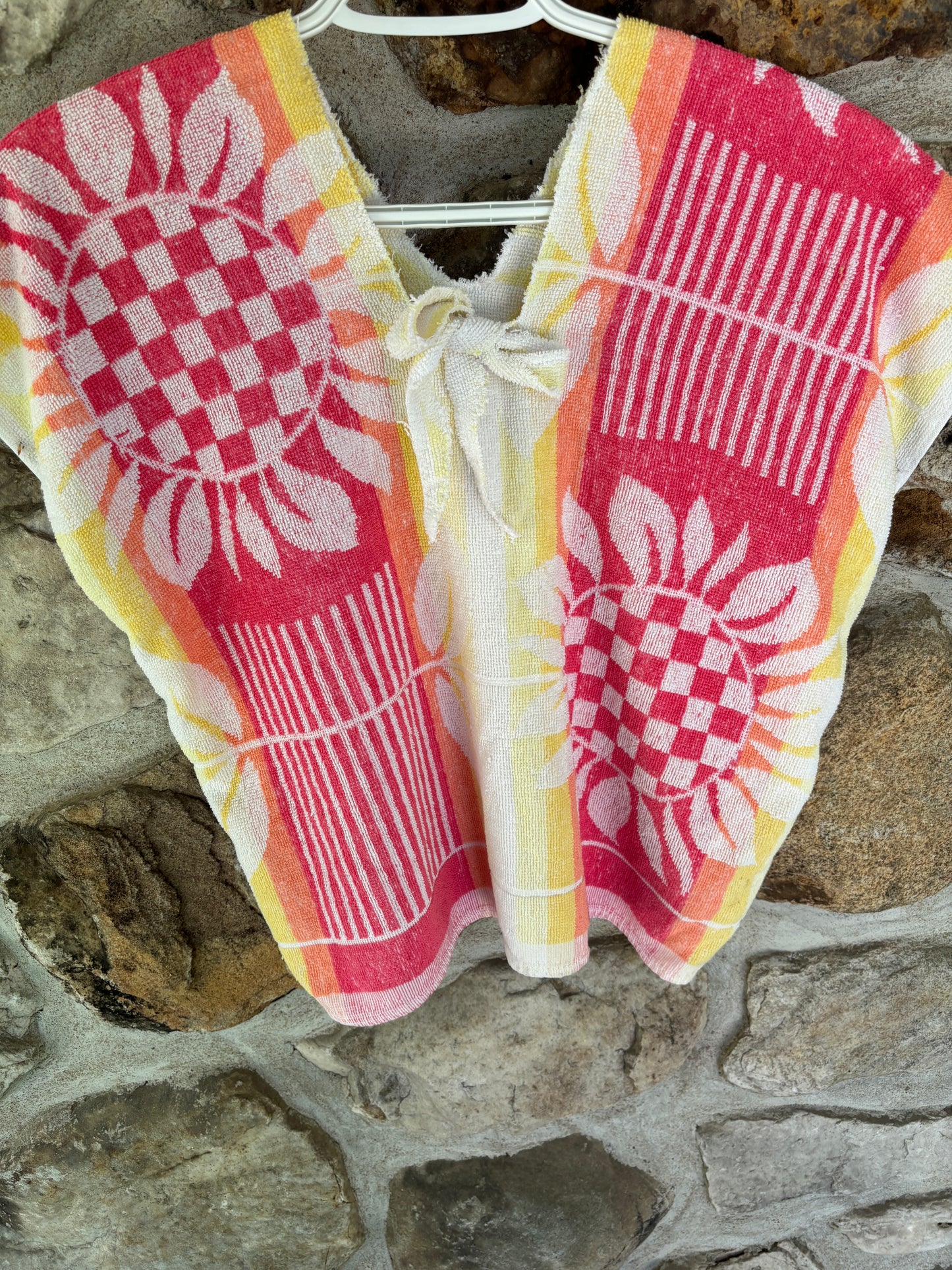 Haut court réinventé par Sofs. Celui-ci est floral, taille petit/moyen. Fabriqué à partir de serviettes de plage vintage.