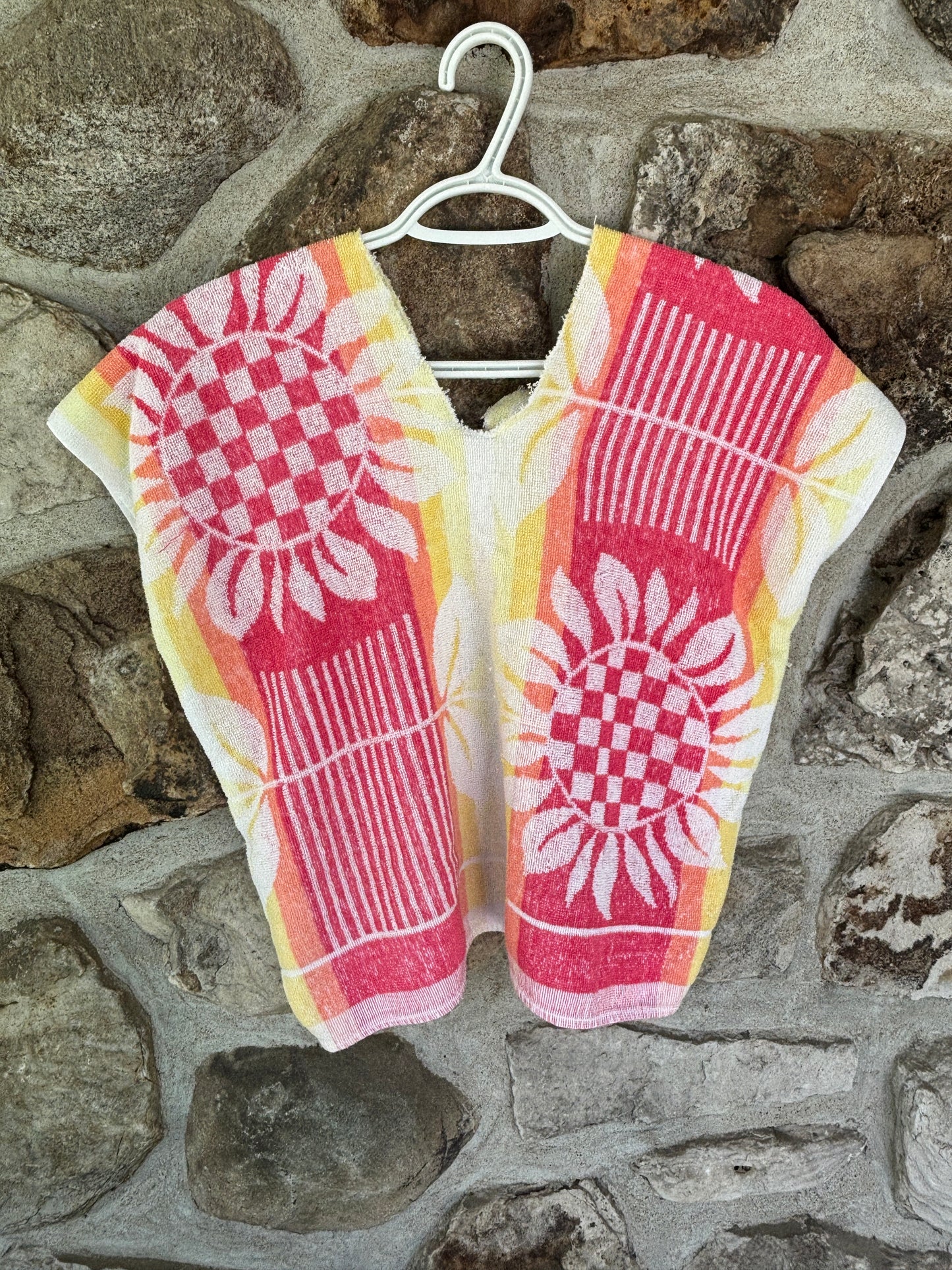 Haut court réinventé par Sofs. Celui-ci est floral, taille petit/moyen. Fabriqué à partir de serviettes de plage vintage.