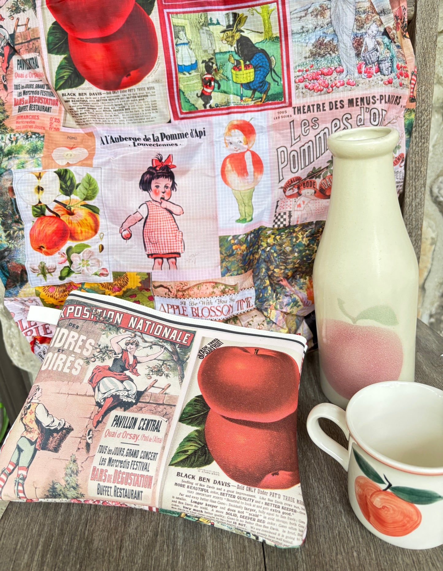 Sac surprise sur le thème de la Pomme. Contient une variété d'articles sur le thème des pommes ! Un mélange d'articles faits main et sélectionnés avec soin.