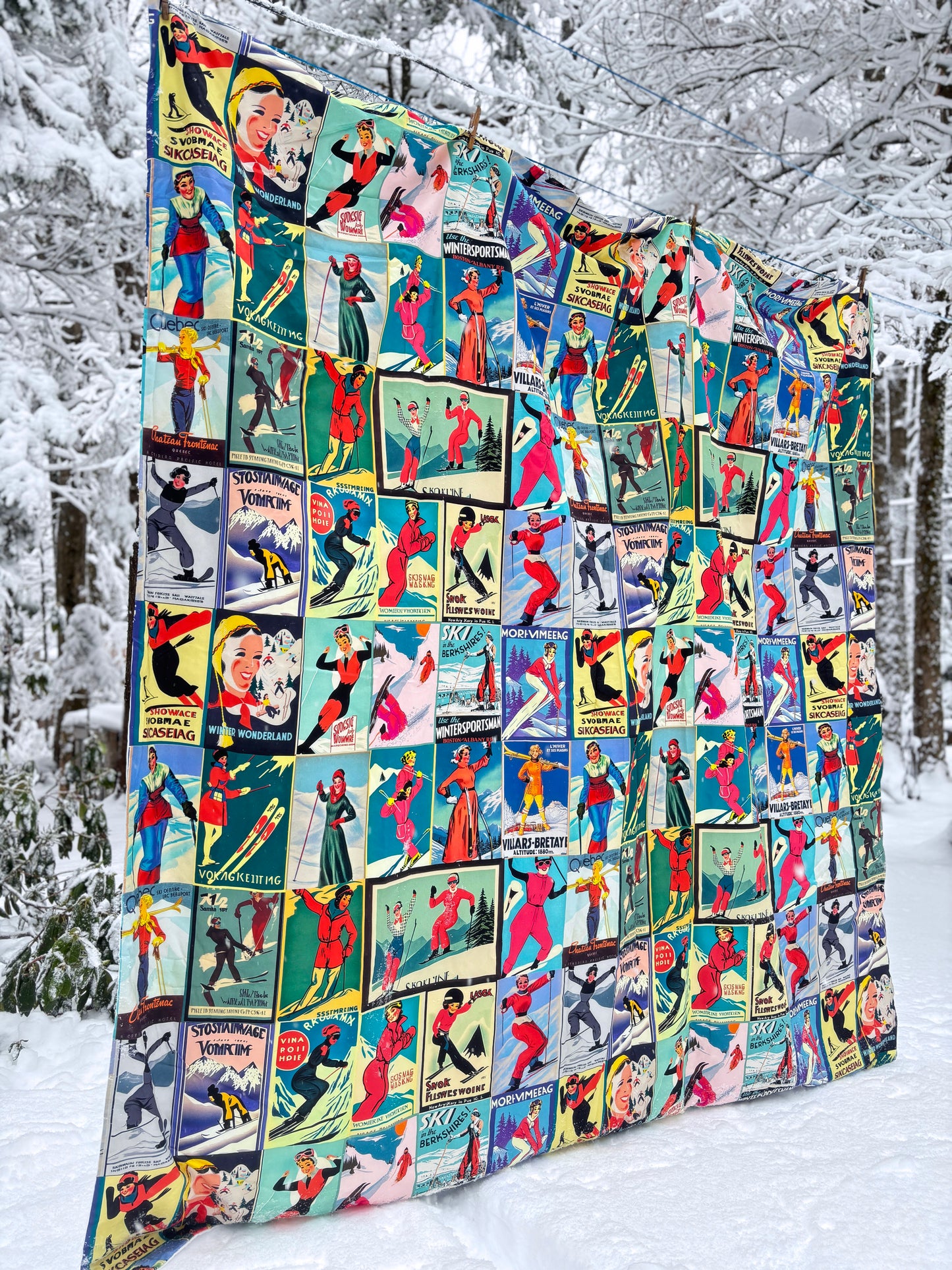 Housse de couette au style vintage femme Ski en rouge Collage pour le plus agréable des sommeils. Fabriqué en 100% coton de qualité au Canada